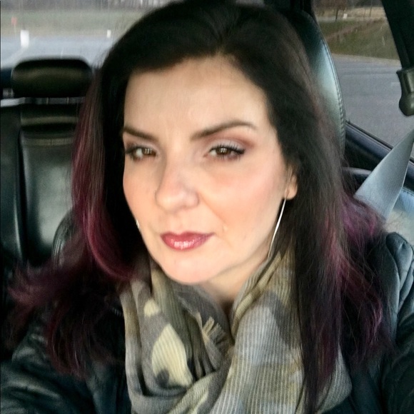 Meet your Posher, Holly - Picture 2 of 2